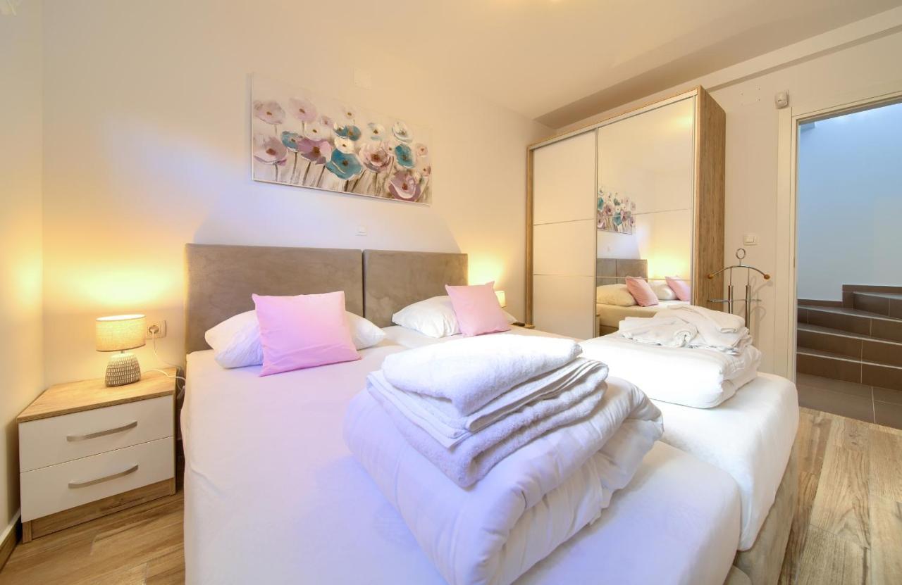 Villa Solis Lacus Modern Apartment - Private Heated Pool - Smart Tv Sky X - Free Parking Njivice Exterior photo