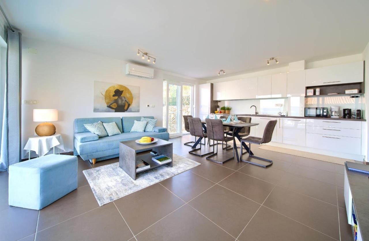 Villa Solis Lacus Modern Apartment - Private Heated Pool - Smart Tv Sky X - Free Parking Njivice Exterior photo