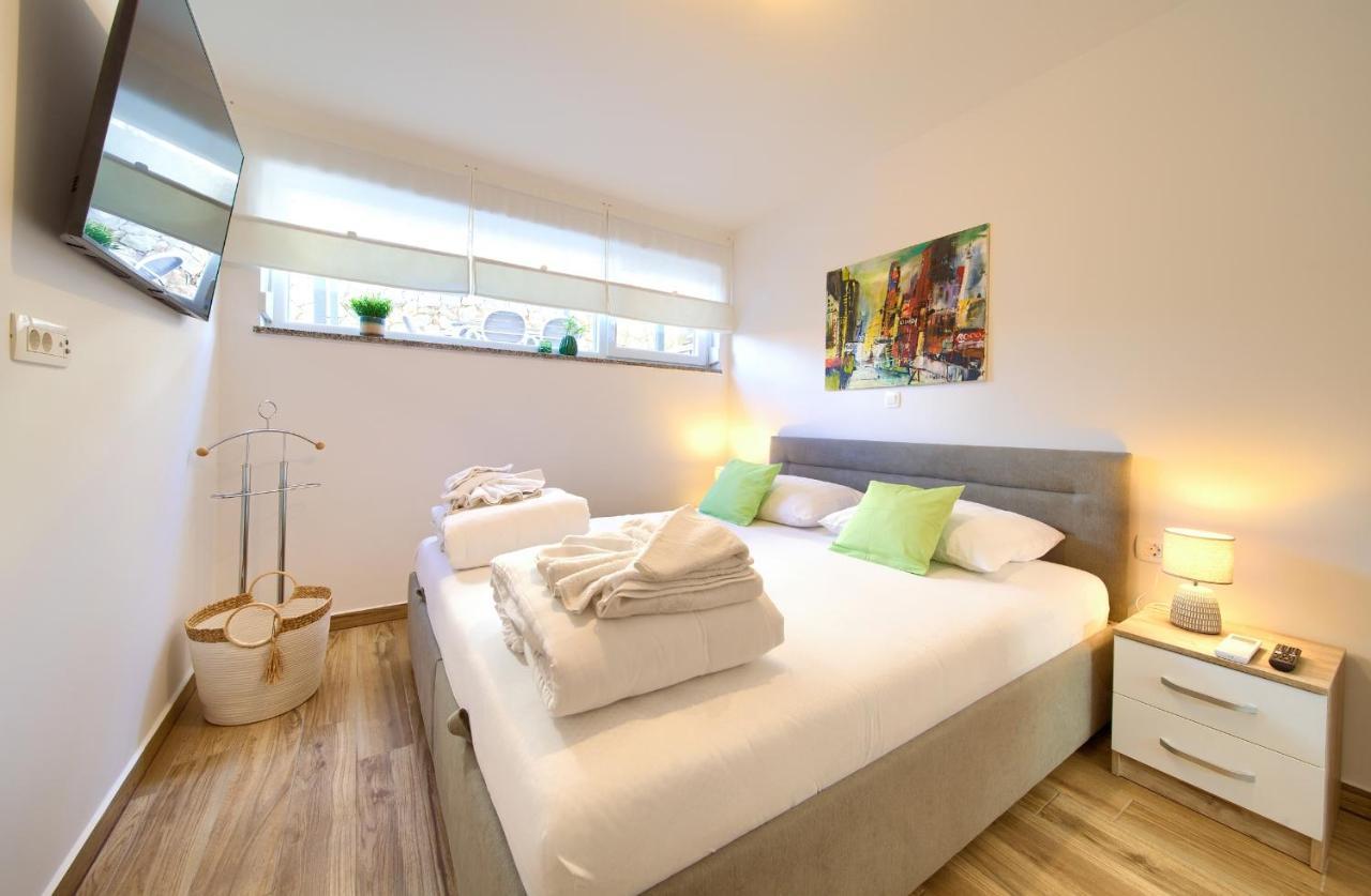 Villa Solis Lacus Modern Apartment - Private Heated Pool - Smart Tv Sky X - Free Parking Njivice Exterior photo