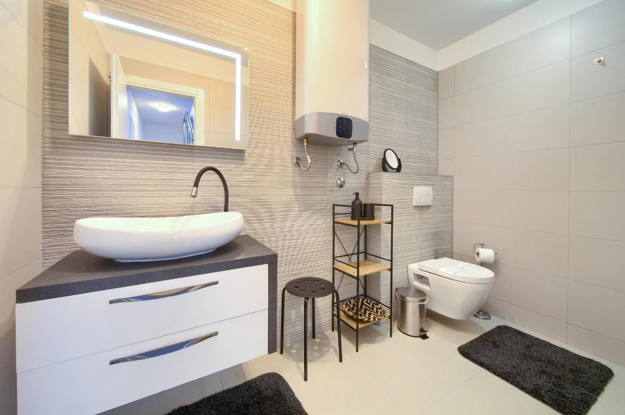 Villa Solis Lacus Modern Apartment - Private Heated Pool - Smart Tv Sky X - Free Parking Njivice Exterior photo